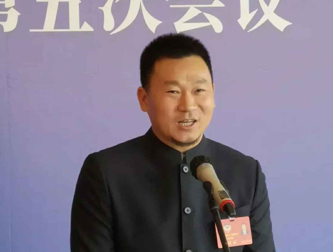 为进一步展示市政协团结、民主、开放、自信的形象，向市民和网友展示政协委员的履职风采，中山市政协十二届五次会议在2月4日上午开幕前开设“委员通道”，市政协委员、华体·官方版网站登录入口-华体(中国)公司总经理陈朝阳走进“委员通道”，回应社会关切的问题。他就如何做好城市应急管理规划的问题进行发言，并回答记者提问。.jpg